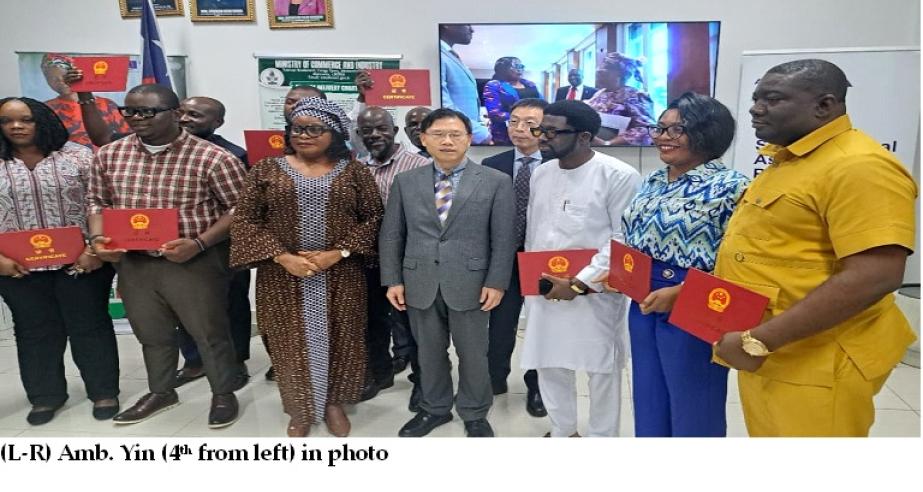(L-R) Amb. Yin (4th from left) in photo