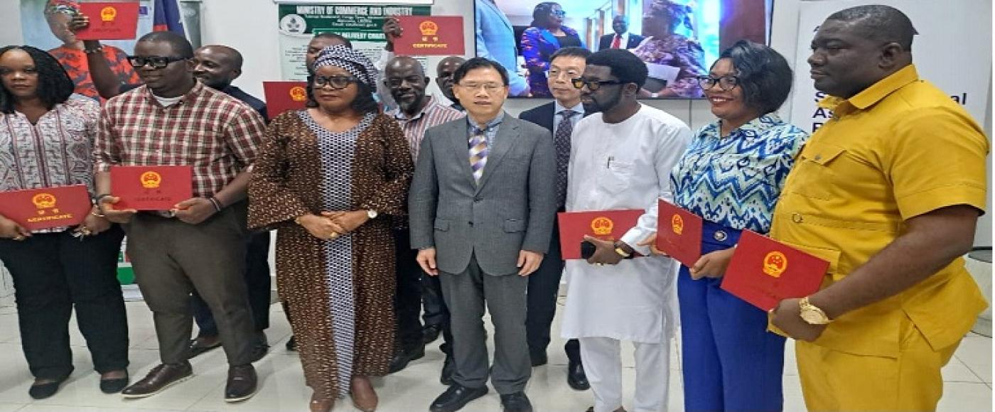 (L-R) Amb. Yin (4th from left) in photo